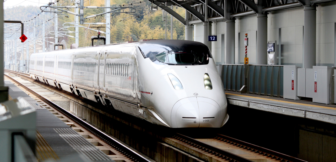 駅のホームに新幹線が停まっている様子