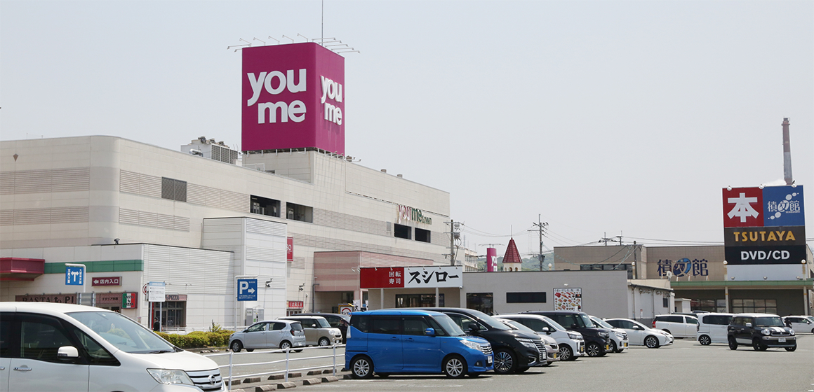 商業施設や駐車場などの街中の様子