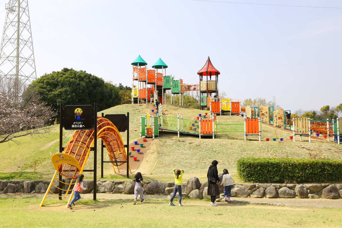 公園の遊具で子供たちが遊んでいる様子