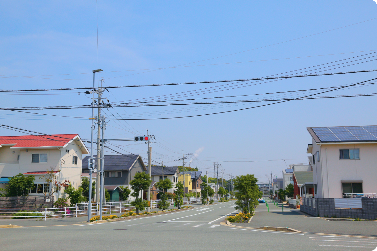 道路と信号と家が並んでいる様子